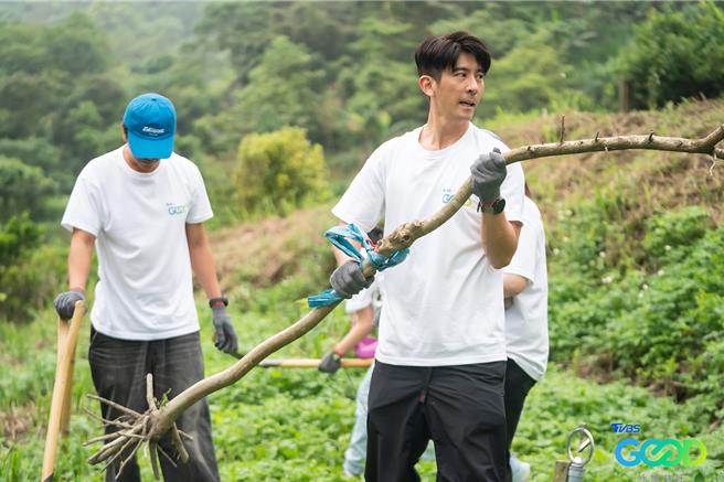 修杰楷第一次种树。（TVBS提供）