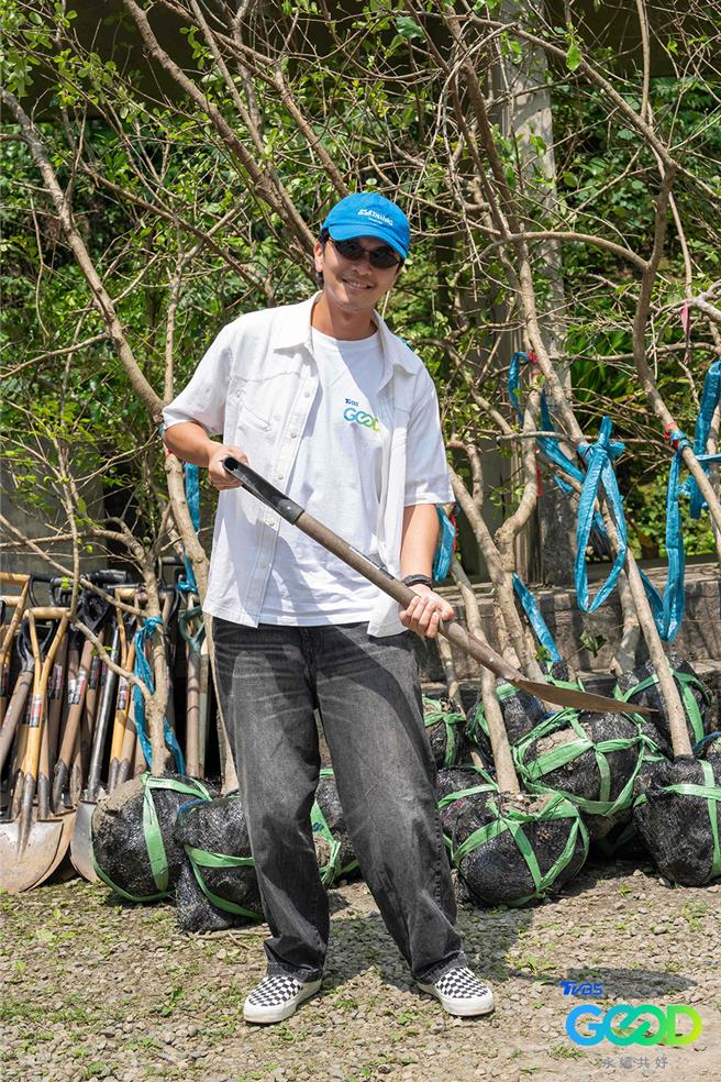 杨铭威开心参与有意义的种树活动。（TVBS提供）