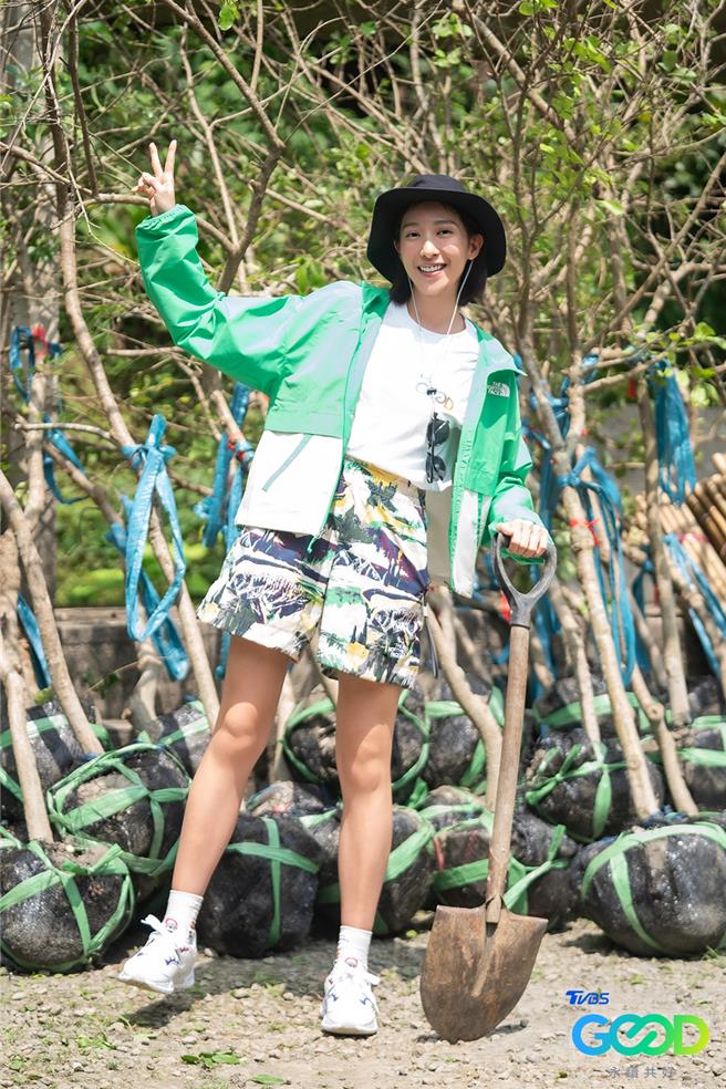 杨晴开心种树。（TVBS提供）