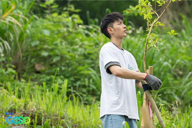 岳轩体验种树。（TVBS提供）