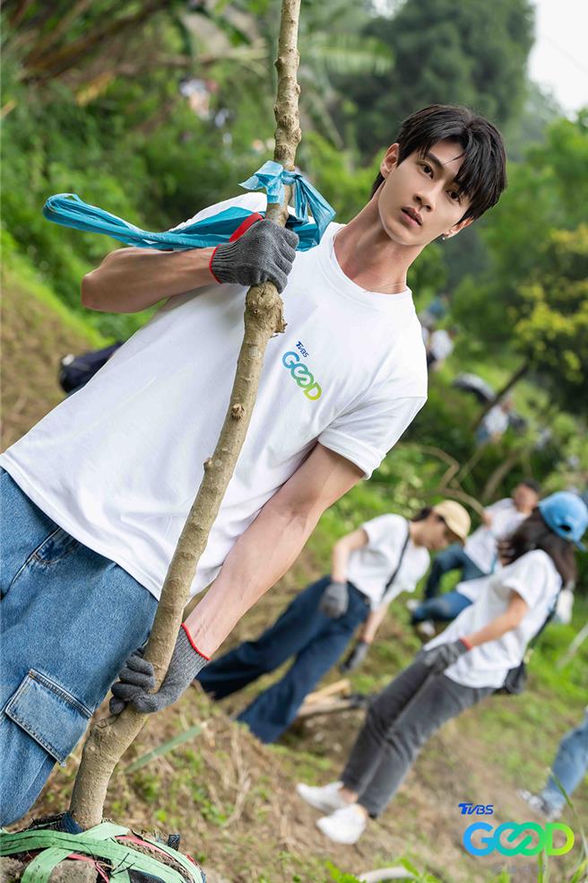 黄柏峰开心参与种树活动。（TVBS提供）