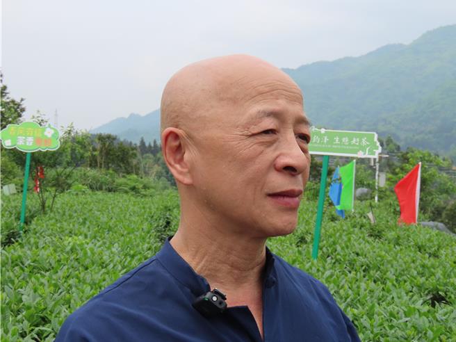 来自高雄的茶师方六合2007年起定居湖南益阳，先后共招收600多名徒弟学习茶艺和制茶技术，活跃于两岸茶界。（朱绍圣摄）