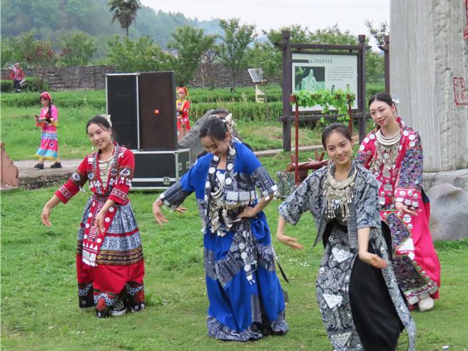 过去曾为古战场的辰龙关，现在成了具特色的旅游度假区，园区人员以舞蹈欢迎游客参访。（朱绍圣摄）