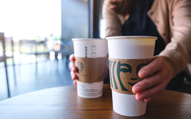 星巴克今天到周日上午11點至晚上8點，特大杯飲料買一送一。（圖：shutterstock／達志）