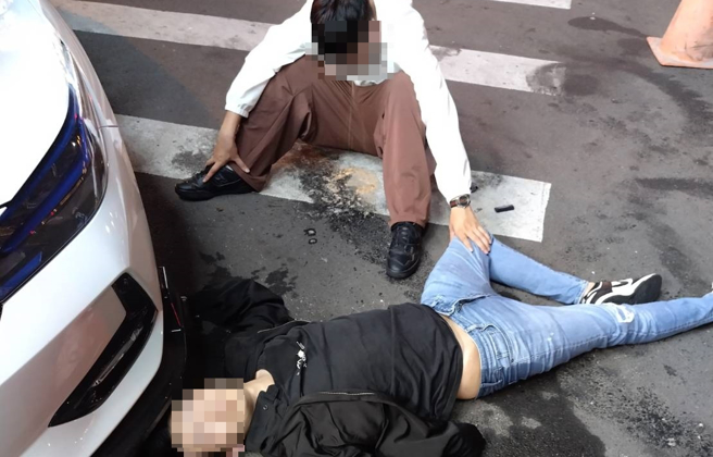 男子在大街上醉倒在嘔吐物上。（翻攝畫面）