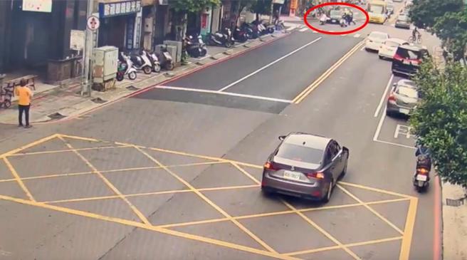 男子企图倒车衝撞警员，警员朝轿车左前轮连开4枪反击。（中和警分局提供）