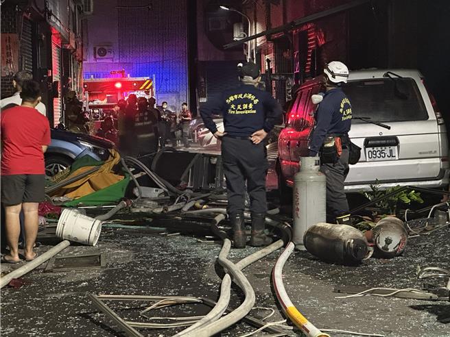 三民区深夜发生1死7伤严重火警，警方发现起火原因疑似为独居屋主引爆瓦斯桶所致，警消现场发现多桶瓦斯瓶罐。（杨舒婷摄）
