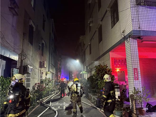 高雄市三民区褒扬街一处民宅（8号）19日凌晨0点5分发生火警。（杨舒婷摄）