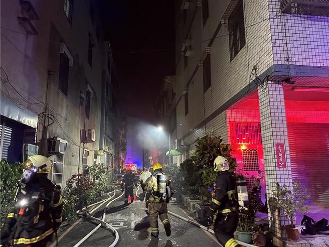 高雄市三民区褒扬街一处民宅（8号）19日凌晨0时5分发生火警。（杨舒婷摄）