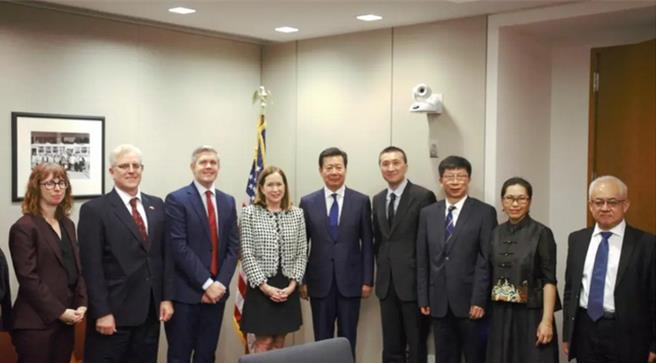 追索流失文物有成，陆美09年以来促成504件文物回归中国。图为大陆国家文物局长李群与美国国务院助卿萨特菲尔德交流。（大陆驻美大使馆）