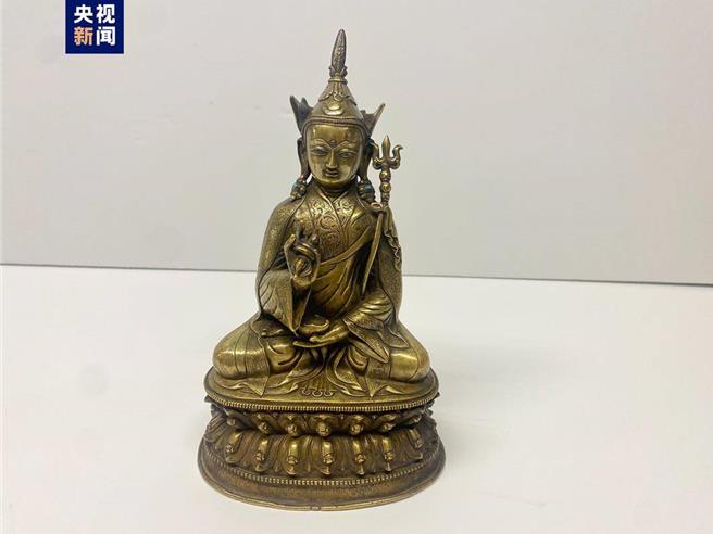 追索流失文物有成，陆美09年以来促成504件文物回归中国。图为最近移交大陆政府的38件流失文物艺术品之一。（大陆央视）