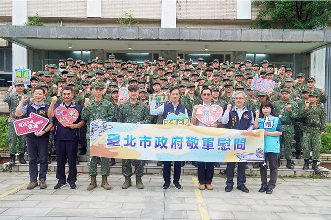 台北市政府兵役局長李治安（前排右四）18日前往台北市替代役中心，慰勞接受教育召集的憲兵後備弟兄，代表市長蔣萬安表達關懷慰問之意及致贈慰勞金。（北市兵役局提供／丁上程台北傳真）