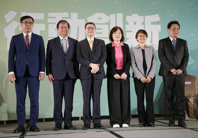 准行政院长卓荣泰（中）19日主持新任内阁人事第4场发布会，准环境部长彭启明（左起）、准卫福部长邱泰源、准劳动部长何佩珊（右三起）、准客委会主委古秀妃、以及准原民会主委曾智勇一同合影。（赵双杰摄）