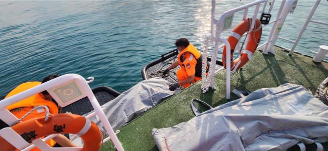 海巡署南部分属第五海巡队19日凌晨5时39分接获民眾报案，指在左营军港外海处疑似发现2具男性浮尸，海巡人员到场将2具浮尸打捞上岸，由于该渔船报关出海作业是登纪侯姓、张姓2渔民，浮尸是否为该2人及落海原因等，目前正待厘清中。（海巡署南部分属第五海巡队提供／林雅惠高雄传真）