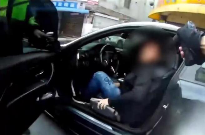 郑男企图倒车衝撞，警员朝轿车左前轮连开4枪反击。（中和警分局提供）