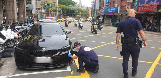 警方勘查郑男轿车。（中和警分局提供）