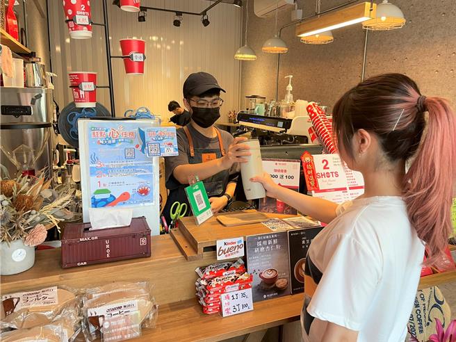 响应422地球日，新北市环保局于新庄区辅大商圈推出「新北不塑之客 驻点心任务─辅大商圈 循环321」活动。（新北市环保局提供）