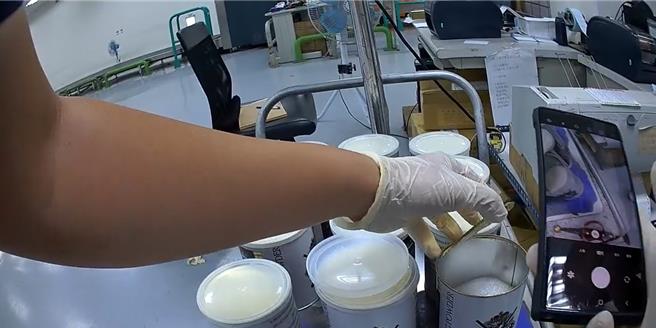 刑事警察局接获财政部关务署通报，有2件来自瑞士包裹状态异常，经以X光机进行扫描，发现包裹内共夹藏8公斤第三级毒品恺他命。（翻摄照片／洪靖宜高雄传真）