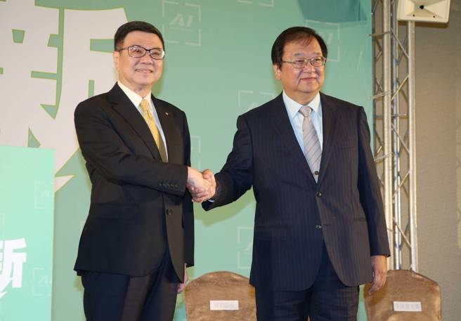 准行政院长卓荣泰（左）19日主持新任内阁人事第4场发布会，宣布准卫福部长由邱泰源（右）出任。（赵双杰摄）