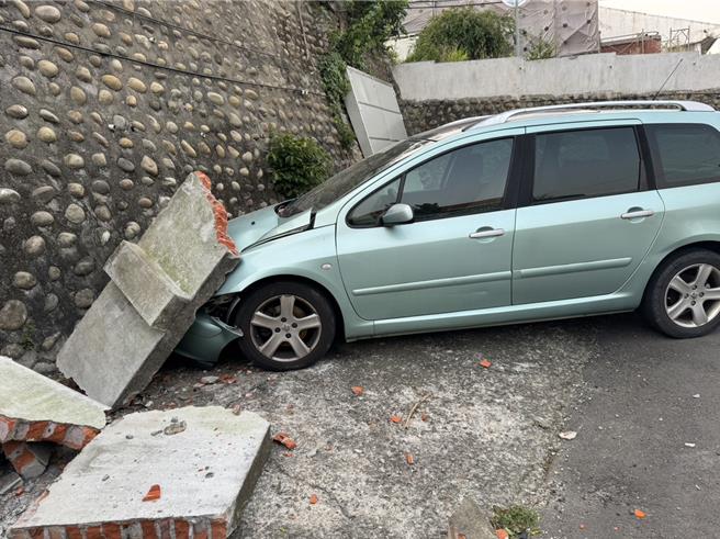 新竹市0403地震災情的車輛，竹市稅務局已減免牌照稅。（新竹市政府提供／陳育賢新竹傳真）