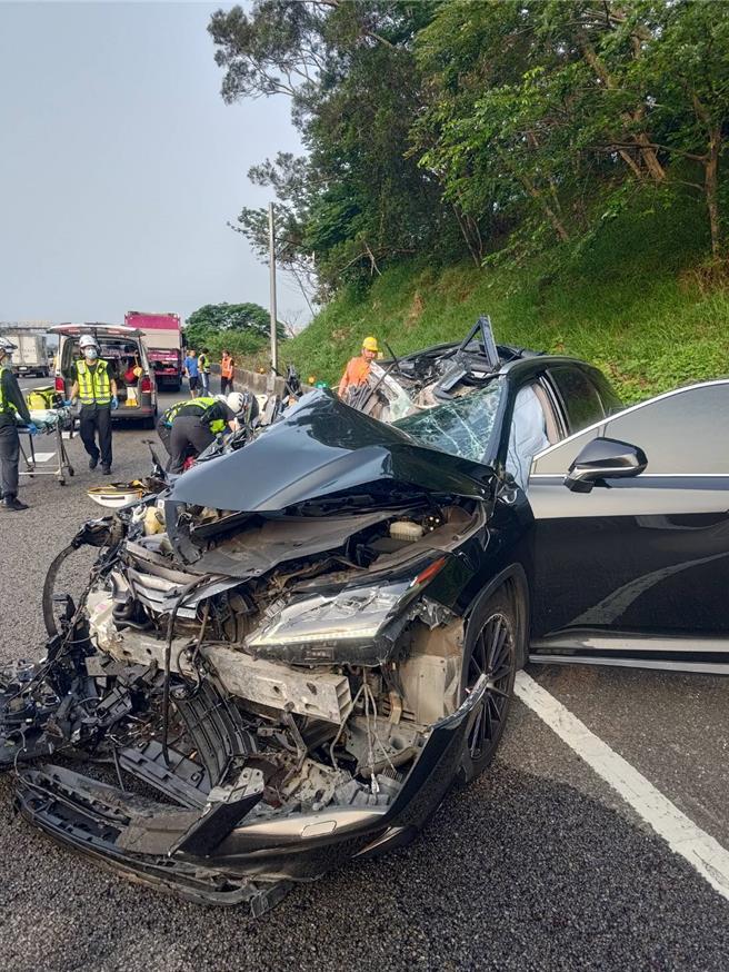 国道1号南下118公里苗栗县头份段，19日清晨一部轿车追撞大货车造成廖姓女子OHCA。（读者提供／谢明俊苗栗传真）