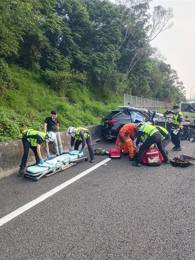 国道1号南下118公里苗栗县头份段，19日清晨一部轿车追撞大货车造成廖姓女子OHCA，肇事的杜姓男子呆立路旁。（读者提供／谢明俊苗栗传真）