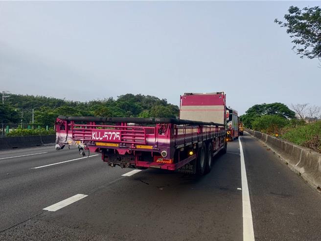 国道1号南下118公里苗栗县头份段，19日清晨一部轿车追撞大货车造成廖姓女子OHCA，货车后侧略为受损。（读者提供／谢明俊苗栗传真）