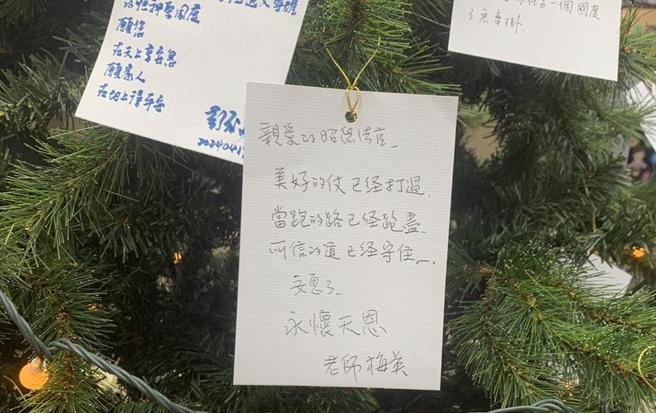 李昭然不堪工作压力负荷上周坠楼，享年38岁，中华民国法官协会号召将在事件满一周的4月19日发起「白花运动」，建议在法院适当地点献上白色花朵、花束表达思念和祝祷。（图记者赖佩璇摄）