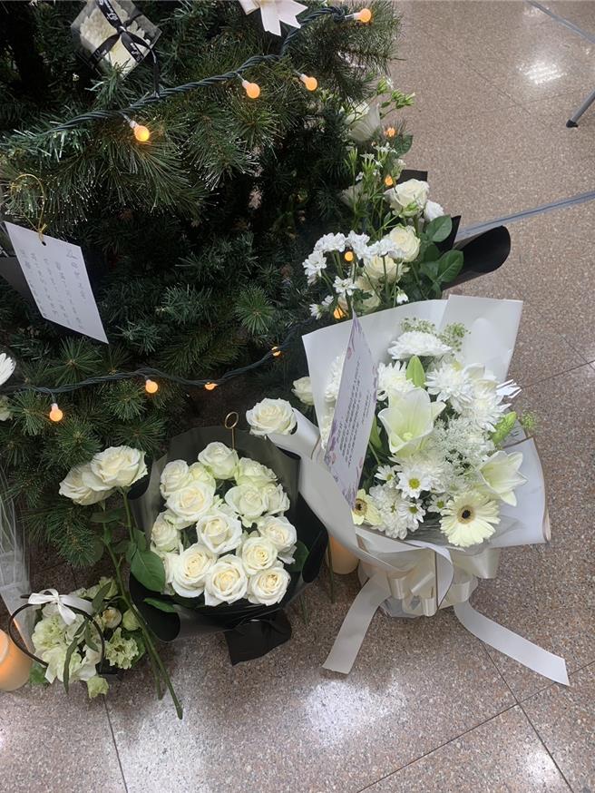 李昭然不堪工作压力负荷上周坠楼，享年38岁，中华民国法官协会号召将在事件满一周的4月19日发起「白花运动」，建议在法院适当地点献上白色花朵、花束表达思念和祝祷。（图记者赖佩璇摄）