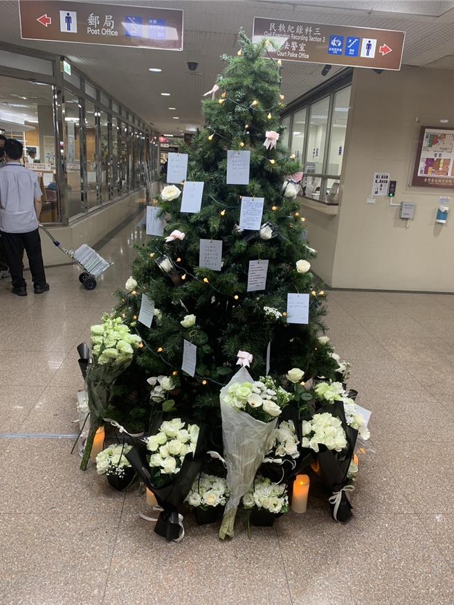 李昭然不堪工作压力负荷上周坠楼，享年38岁，中华民国法官协会号召将在事件满一周的4月19日发起「白花运动」，建议在法院适当地点献上白色花朵、花束表达思念和祝祷。（图记者赖佩璇摄）