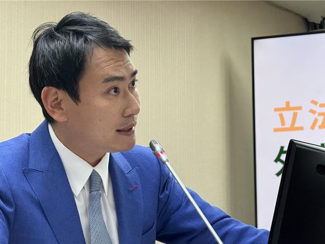 民进党立委陈冠廷指出，近几个月来，已传出多个部会、单位公文资料外泄，这并非单一事件，即便资料真实性尚待确认，但相关单位应该尽速防范，以避免类似资料外泄事件一而再、再而三出现。（民进党立委陈冠廷办公室提供／游念育台北传真）