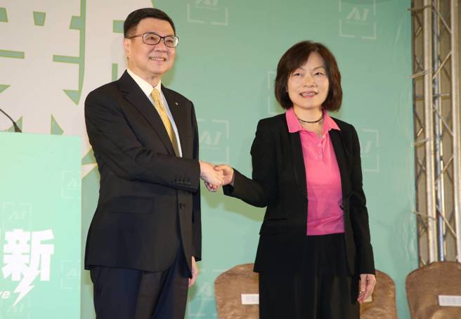 准行政院长卓荣泰（左）19日主持新任内阁人事第4场发布会，宣布劳动部长由何佩珊（右）出任。（赵双杰摄）