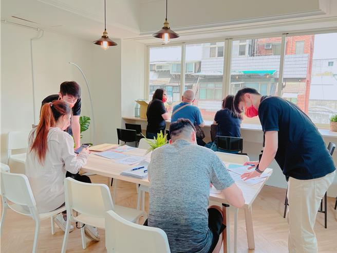 新竹市政府落實青年宜居政策，將青年租屋補貼加碼6000元、目前竹市租金補貼專案已受理超過1萬戶。（新竹市政府提供／陳育賢新竹傳真）