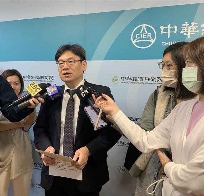 中華經濟研究院長葉俊顯表示，第一季出口表現優於預期，受惠AI 需求帶動以及基期偏低，中經院上調今年出口年增率至7.89％。圖／陳碧芬