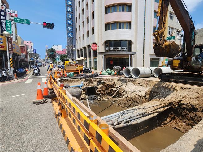 澎湖縣政府公共車船管理處假借中正路底施工為由，暫停公車駛入整條馬公市中正路，造成要到部立澎湖醫院求診老人不便。（許逸民攝）