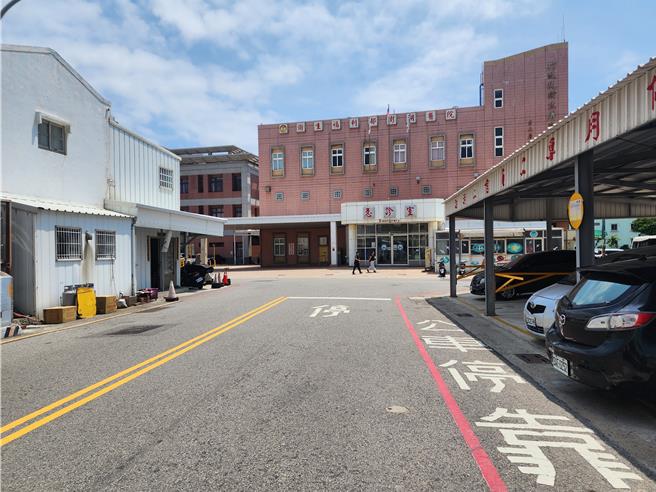 澎湖縣政府公共車船管理處假借中正路底施工為由，暫停公車駛入整條馬公市中正路，連帶要到部立澎湖醫院求診的老人都無法在此下車，必須提早2個站就下車走。（許逸民攝）