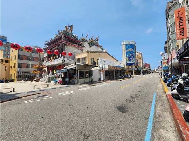 澎湖縣政府公共車船管理處假借中正路底施工為由，暫停公車駛入整條馬公市中正路，圖為市中心區的中正路站也不停靠。（許逸民攝）