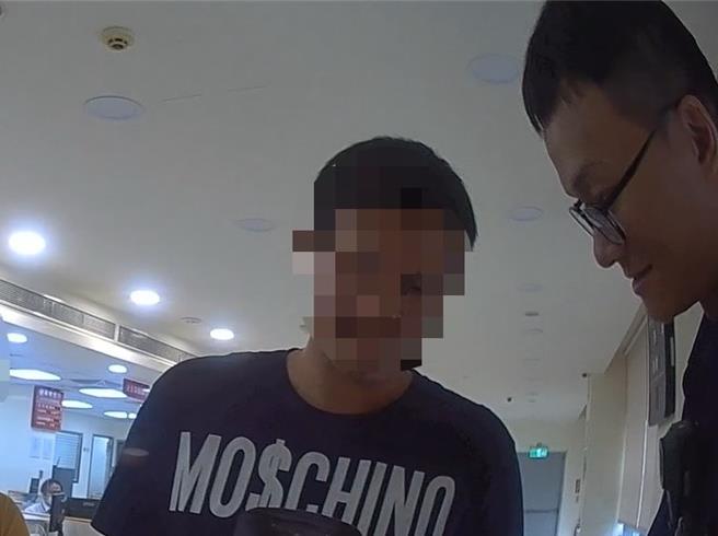 警方向法姓移工（左）分析詐騙手法，讓其保住來台工作的血汗錢。（警方提供／孫英哲彰化傳真）