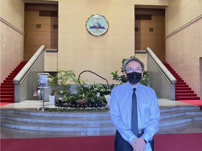 中華民國法官協會理事長沈方維法官（見圖）在最高法院獻花後表示，發起這次獻上白花的活動，主要是要對一位認真負責、優秀敬業的法官同仁的不幸離世，表達不捨及追思之意。（林偉信攝）