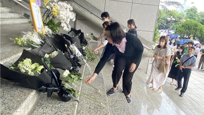 全国各地法官串联19日中午发起「白花运动」，台中地院50多名法官聚集，献上白色花束及花朵追思悼念。（陈淑芬摄）