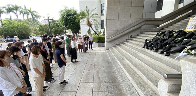 全国各地法官串联19日中午发起「白花运动」，台中地院50多名法官聚集，献上白色花束及花朵追思悼念。（陈淑芬摄）