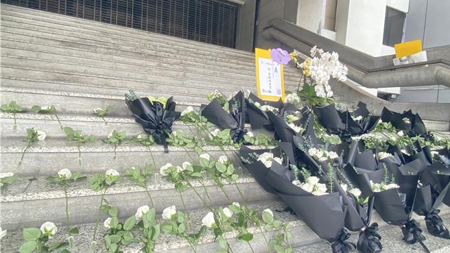 全国各地法官串联19日中午发起「白花运动」，台中地院50多名法官聚集，献上白色花束及花朵追思悼念。（陈淑芬摄）