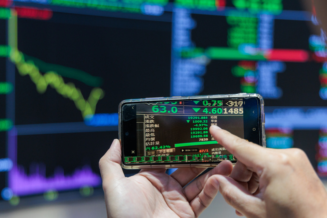 台股盘中暴跌逾千点，尾盘跌幅虽收敛，但仍创下单日最大跌点纪录。（图／郭吉铨摄）