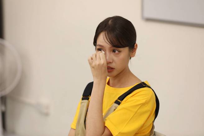黄姵嘉谈到爸爸过世难过落泪。（侯世骏摄）