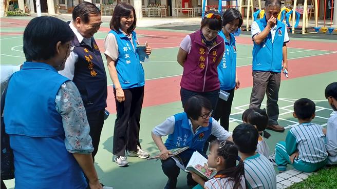 4月23日世界阅读日，19日上午在三义乡建中国小社区共读站举办「为爱朗读」活动，苗栗县副县长邓桂菊专程到场为孩子们导读绘本《虫虫》。（建中国小提供／谢明俊苗栗传真）