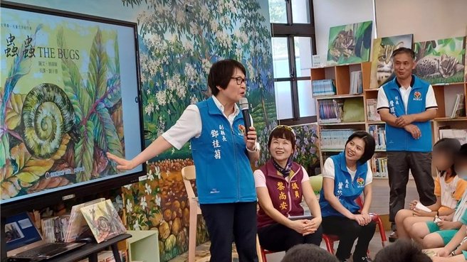 4月23日世界阅读日，19日上午在三义乡建中国小社区共读站举办「为爱朗读」活动，苗栗县副县长邓桂菊专程到场为孩子们导读绘本《虫虫》。（建中国小提供／谢明俊苗栗传真）