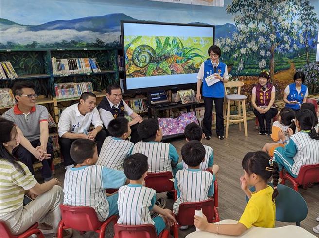4月23日世界阅读日，19日上午在三义乡建中国小社区共读站举办「为爱朗读」活动，苗栗县副县长邓桂菊专程到场为孩子们导读绘本《虫虫》。（建中国小提供／谢明俊苗栗传真）