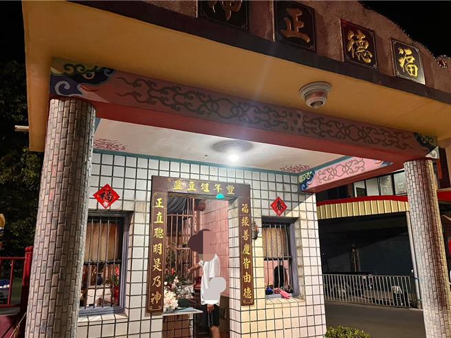 彰化1名44歲施姓男子將埔鹽鄉偏遠地區鄰近6間宮廟的香爐、燈座洗劫一空，警方獲報將其查緝到案，並帶到6處行竊地點查證，全案依竊盜罪嫌，移送彰化地檢署偵辦。（民眾提供／葉靜美彰化傳真）