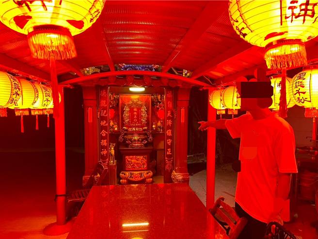 彰化1名44歲施姓男子將埔鹽鄉偏遠地區鄰近6間宮廟的香爐、燈座洗劫一空，警方獲報將其查緝到案，並帶到6處行竊地點查證，全案依竊盜罪嫌，移送彰化地檢署偵辦。（民眾提供／葉靜美彰化傳真）