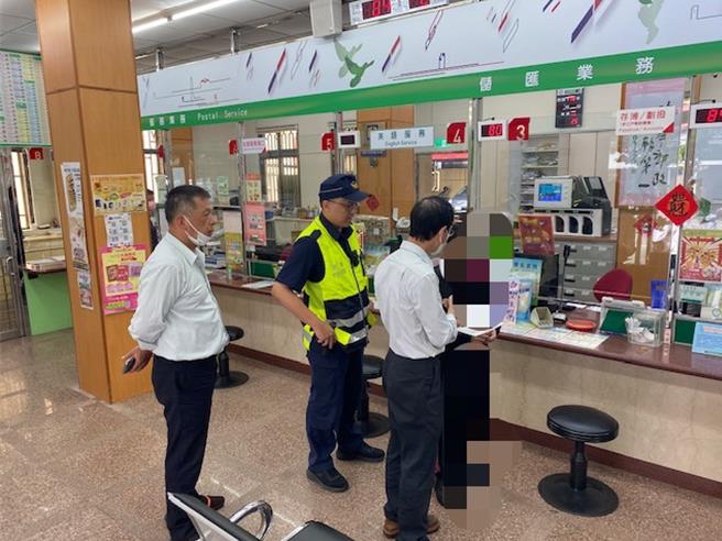 三義郵局人員與三義分駐所員警聯手勸阻越南阮姓女子被詐。（讀者提供／謝明俊苗栗傳真）